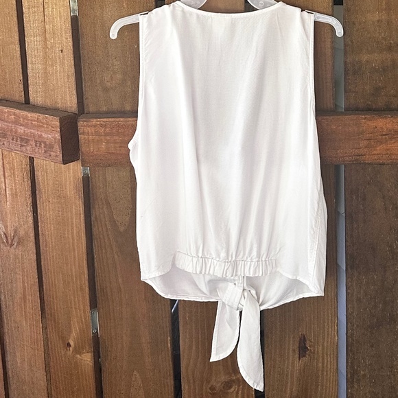 Japna White Sleeveless Button-Down Blouse - Picture 4 of 4